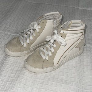 Nature breeze white tennis shoes grey star sz 7
